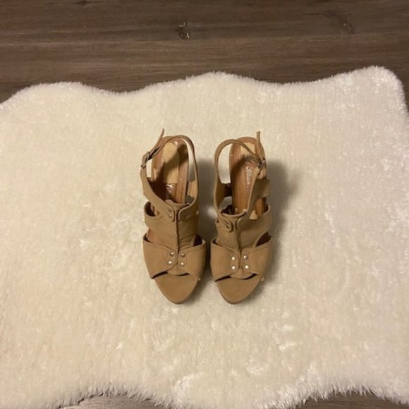 Beige Strapped Heels, Ladies Size 7 1/2 - Picture 2 of 6